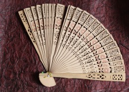 Elegant folding fan